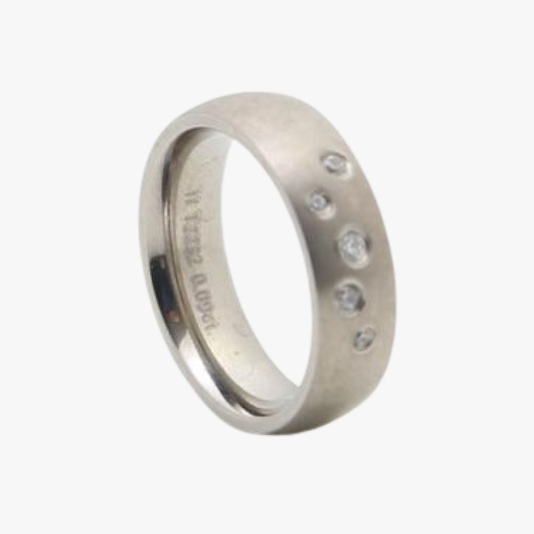 T2232W - Titaniumsring med diamanter
