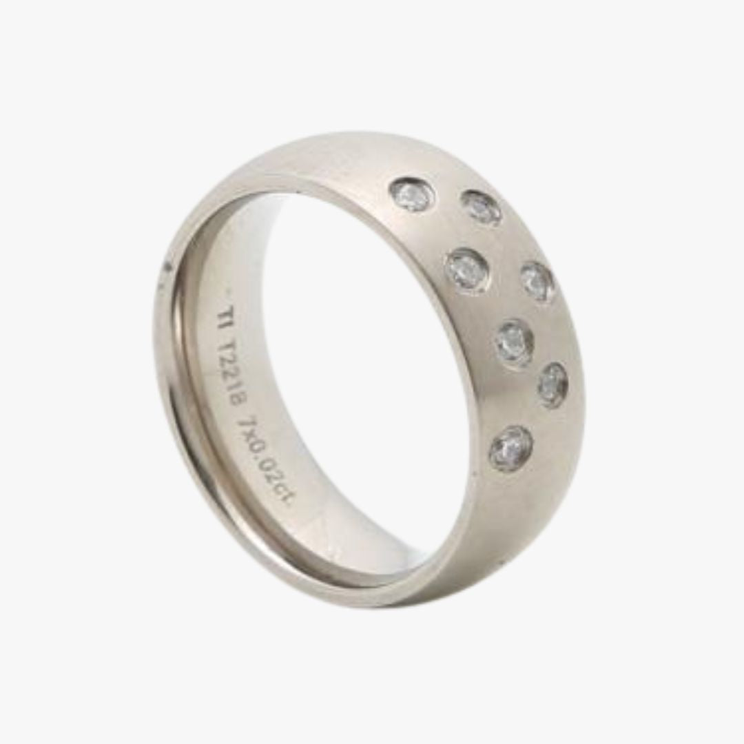 T2218W - Titaniumsring med diamanter